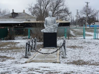 Памятник Герою Советского Союза Э.Т.Деликову