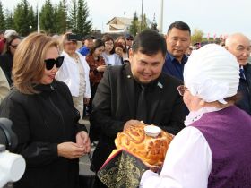 Вилюйск преображается: в День города на набережной «Поющие пески» зазвучала новая музыка