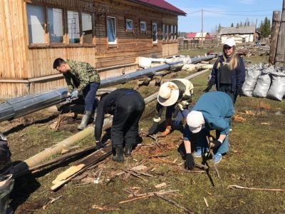 Члены Общественной палаты Якутии провели субботник в селе Хатырык Намского района