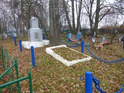 Могила советского военного летчика