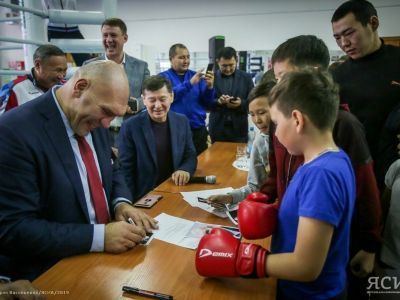 Face to face. Николай Валуев встретился с якутскими боксерами
