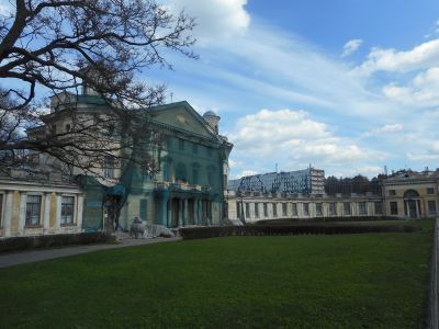 Дача с двумя флигелями и переходными галереями