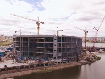 На внешнем контуре Арктического центра в Якутске монтируют уникальную фасадную систему