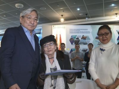 В Мирном копию алмаза «Николай Шемяков» передали его семье