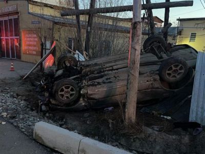 В Вилюйском переулке в Якутске перевернулся автомобиль. Погибла молодая девушка