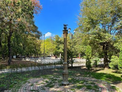 Чугунная колонна со скульптурой голубя (место заложения буровой скважины)