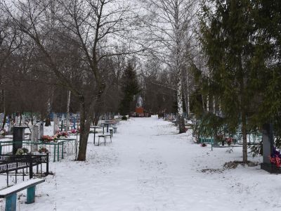 Братская могила советских воинов, погибших в боях с фашистскими захватчиками в 1943 году. Захоронено 5 человек, имена установлены. Скульптура советского воина