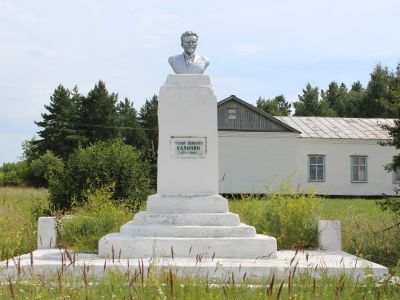 Место митинга, на котором выступал Калинин М.И., 3 июня 1919 г., где установлен бюст М.И.Калинина