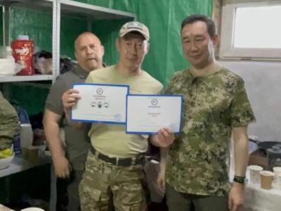 Айсен Николаев вручил якутским бойцам в ДНР новую партию техники