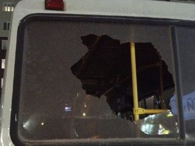 В Якутске камнем разбили стекло автобуса с пассажирами