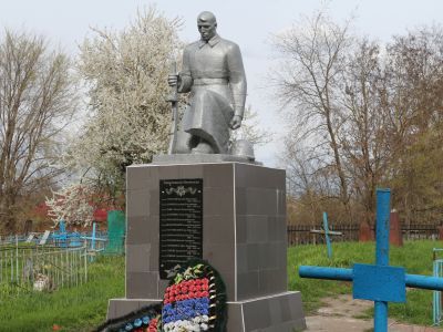 Братская могила советских воинов, погибших в боях с фашистскими захватчиками