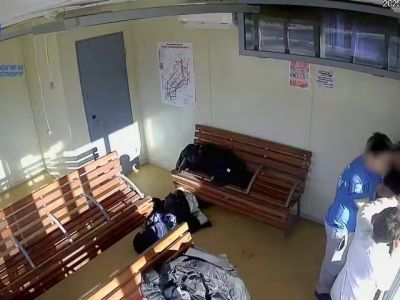 Школьники разгромили теплую остановку в Якутске