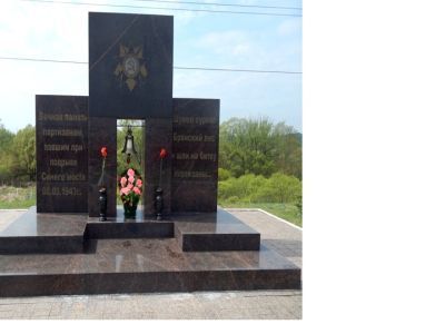 Памятное место "Голубой мост", где в 1942 г. партизанским отрядом бригады "Смерть немецким оккупантам" и партизанской бригадой им. Кравцова под общим командованием Героя Советского Союза М.П. Ромашина был уничтожен гарнизон фашистов и взорван железнодорож