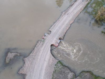 Группа туристов застряла из-за размытой дороги в Оймяконском районе