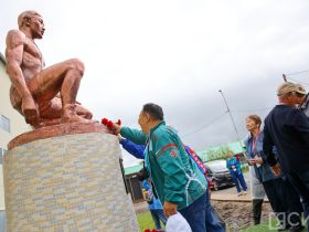 В селе Ытык-Кюель возложили цветы к памятнику Иллариону Федосееву