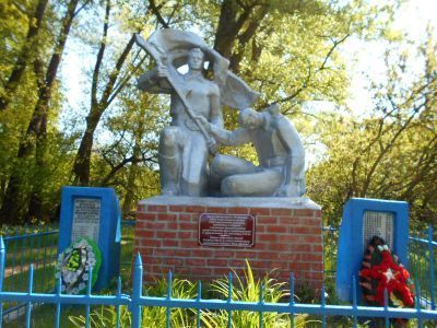 Братская могила 10 советских воинов, погибших в 1941 и 1943 гг. в боях с немецко-фашистскими захватчиками