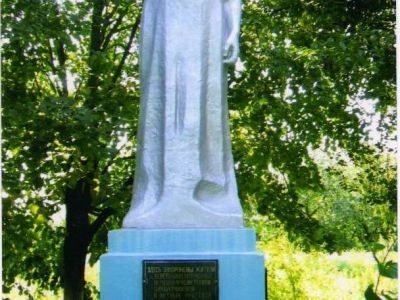 Братская могила расстрелянных советских граждан немецко- фашистскими захватчиками в 1942 году. Захоронено 64 человека. У могилы установлена скульптура