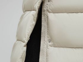 Утепленное пальто с капюшоном