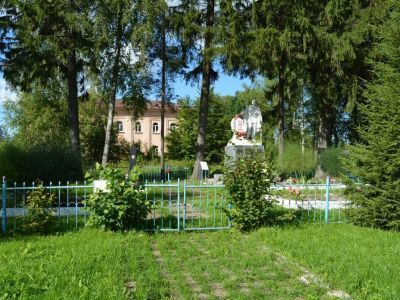 Воинское кладбище, где похоронены воины Советской Армии, погибшие в период Великой Отечественной войны 1941-1945 гг. и Герой Советского Союза Синчук Василий Прокофьевич (1921-1944 гг.)