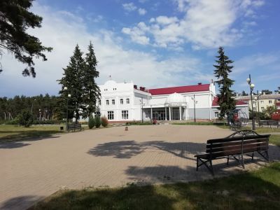 Казарма заводских рабочих и электротеатр, библиотека, театральная сцена