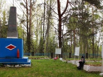 Воинское кладбище, где похоронены воины Советской Армии, погибшие в боях за освобождение Холмского района в период Великой Отечественной войны