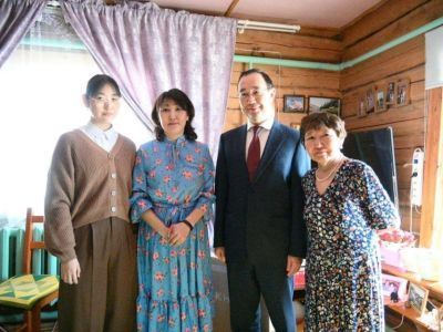 Глава Якутии поручил помочь семье участника СВО с ремонтом дома