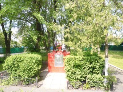 Братская могила 8-ми воинов Советской Армии, погибших в 1943 году при освобождении г.Невинномысска от немецко-фашистских захватчиков