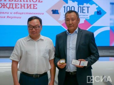 В Якутии государственными наградами отметили работников торговли