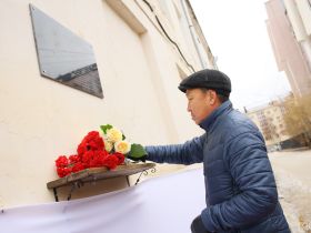В Якутске открыли мемориальную доску первому директору ГТРК «Саха»