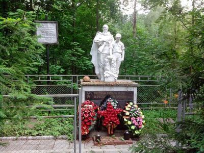 Братская могила советских воинов