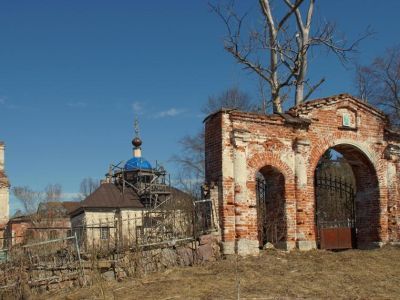 Ограда со Святыми воротами