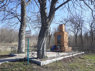 Братская могила советских воинов, погибших в боях с фашистскими захватчиками в 1943 году. Захоронено 12 человек, имена не установлены. Обелиск