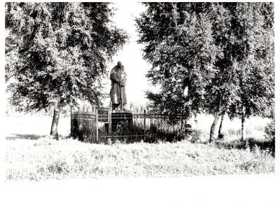 Братская могила советских воинов, погибших в боях с фашистами