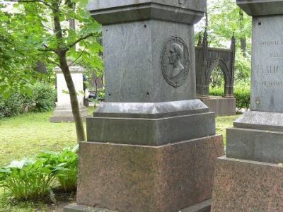 Могила Оленина А.Н. (1763-1843), президента Академии художеств, директора Публичной библиотеки