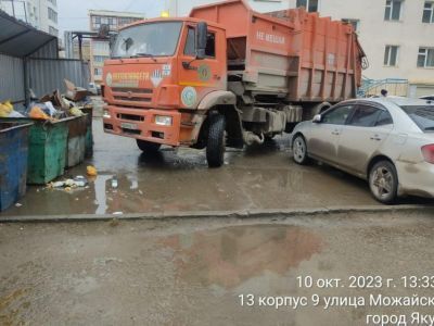 В «Якутскэкосетях» назвали адреса, где припаркованные автомобили мешают проезду мусоровоза