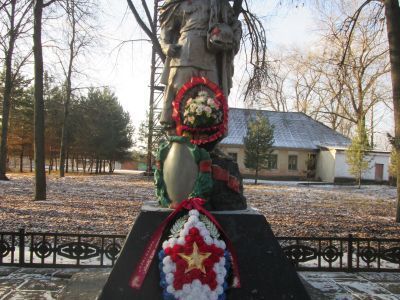 Братская могила 172 воинов Советской Армии, погибших в 1941-1943 гг. в боях с немецко-фашистскими захватчиками. Установлена скульптура