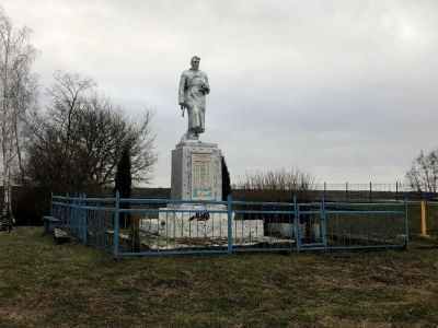 Братская могила воинов Советской Армии, погибших в период Великой Отечественной войны. Захоронено и установлено фамилий на 16 человек. Скульптура установлена в 1961 году