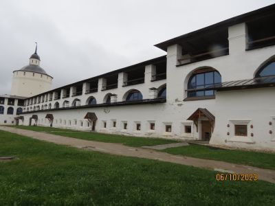 Прясло крепостной стены Нового города между Косой и Белозерской башнями с Троицкими вратами и Жилыми кельями