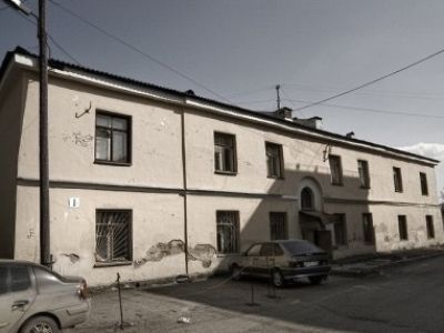 Двухэтажная каменная хозяйственная постройка