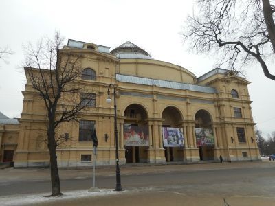Народный дом, где в мае 1917 г. состоялся 1-й Всероссийский съезд крестьянских депутатов. Здесь в Оперном зале выступали певцы Собинов Л.В., Шаляпин Ф.И