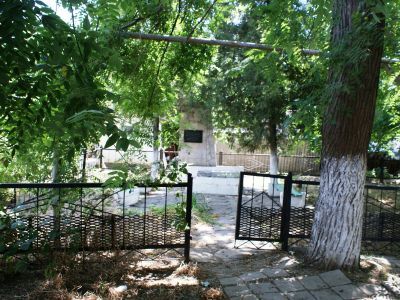 Братская могила советских воинов и мирных жителей