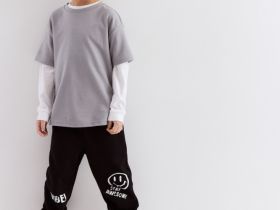 Чёрные спортивные брюки Jogger с принтом для мальчика Глория Джинс