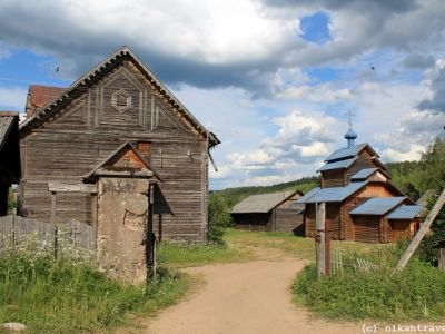 Погост с двумя церквями и оградой