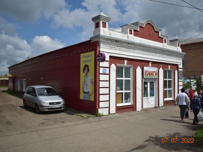 Каменное здание начала XX века, с декором, имитирующим деревянную резьбу, ныне магазин «Книги», нач. XX в.