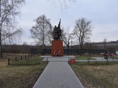 Братская могила советских воинов, где похоронен Герой Советского Союза старший лейтенант Шпетный Александр Михайлович