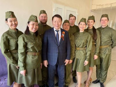 Сотрудники Алмазэргиэнбанка поздравили ветеранов с Днём Победы