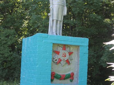 Братская могила советских воинов, погибших в боях с фашистскими захватчиками в 1943 году. Захоронено 78 человек, имена установлены. Скульптура: женщины в военной форме