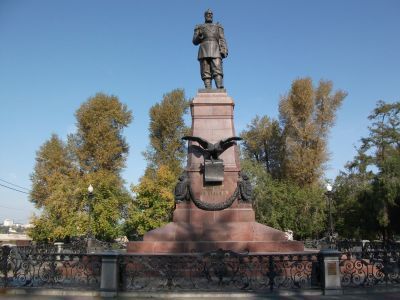 Обелиск на бульваре Гагарина-памятник, открытый к 10-летию прибытия в Иркутск первого поезда в августе 1898 г.