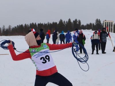 В Нерюнгри при сильном ветре и снегопаде прошли соревнования по метанию аркана