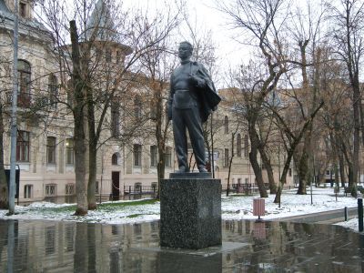 Памятник "Ленин-гимназист"